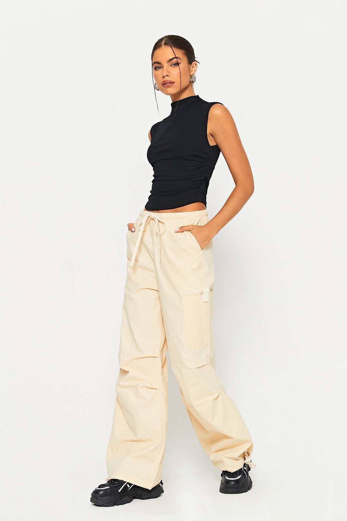 Low Waist Pocket Patched Drawstring Hem Cargo Pants