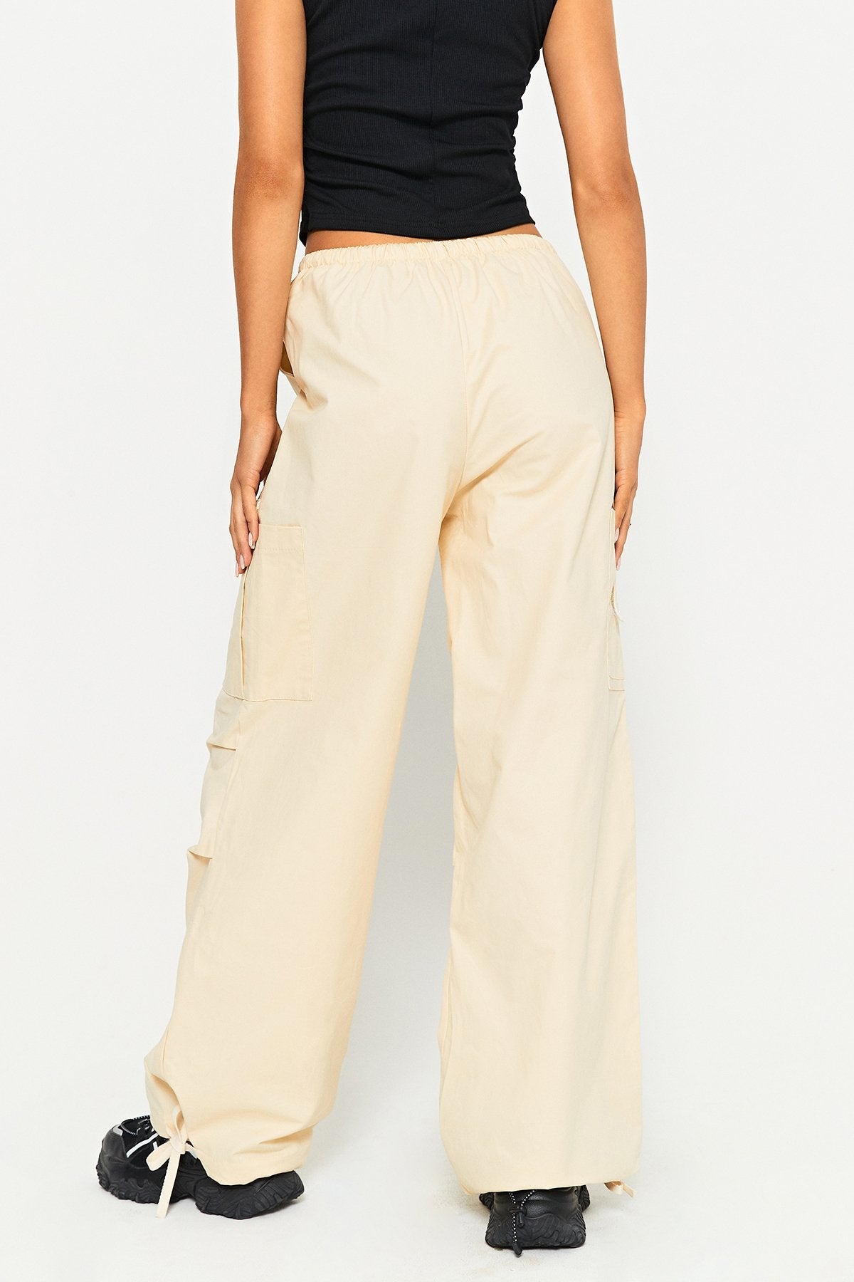 Low Waist Pocket Patched Drawstring Hem Cargo Pants