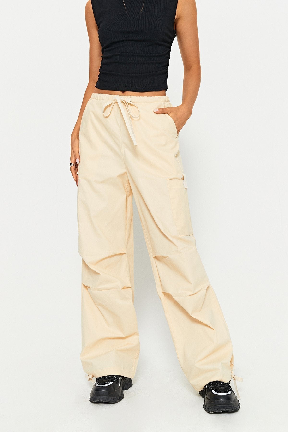 Low Waist Pocket Patched Drawstring Hem Cargo Pants