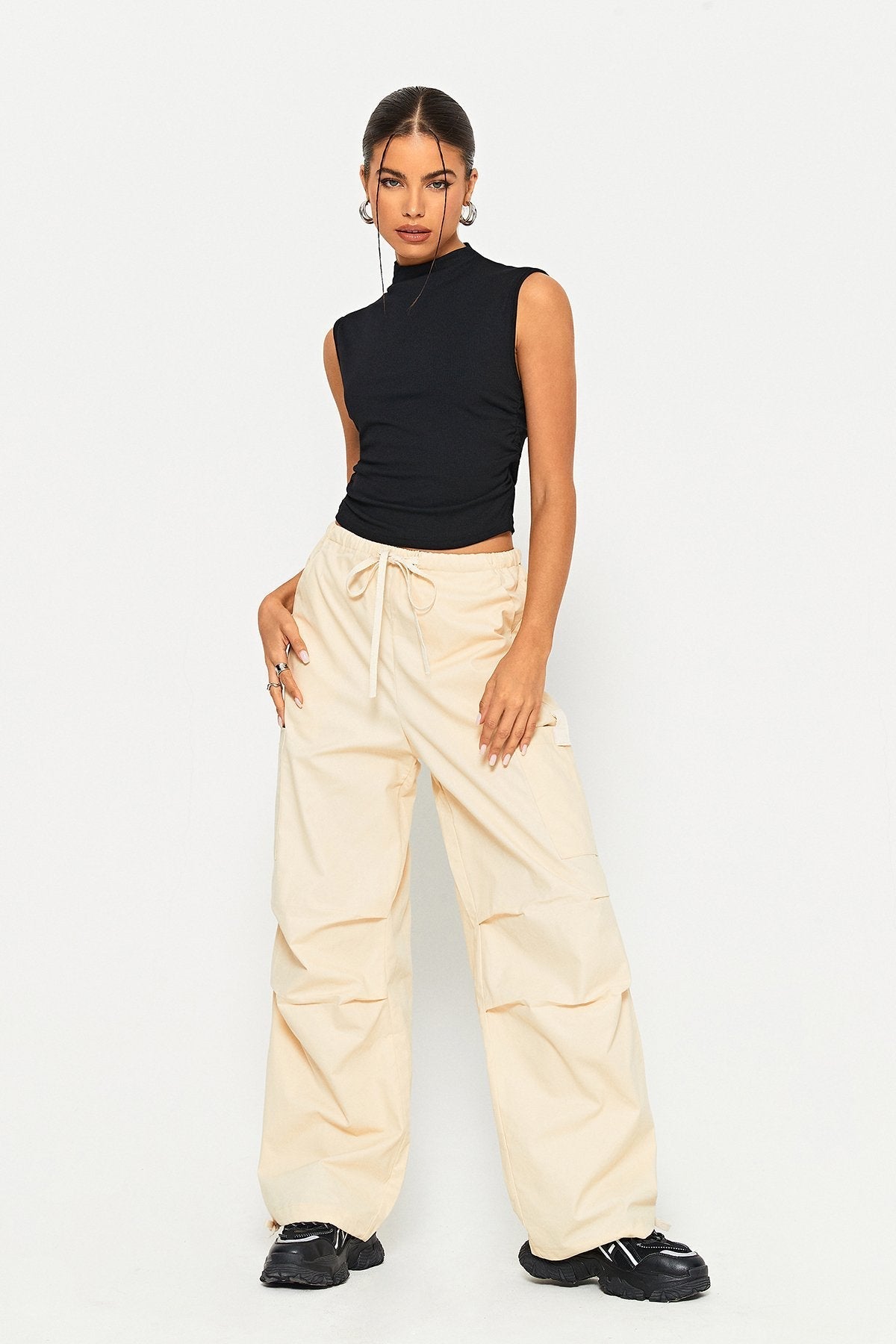 Low Waist Pocket Patched Drawstring Hem Cargo Pants