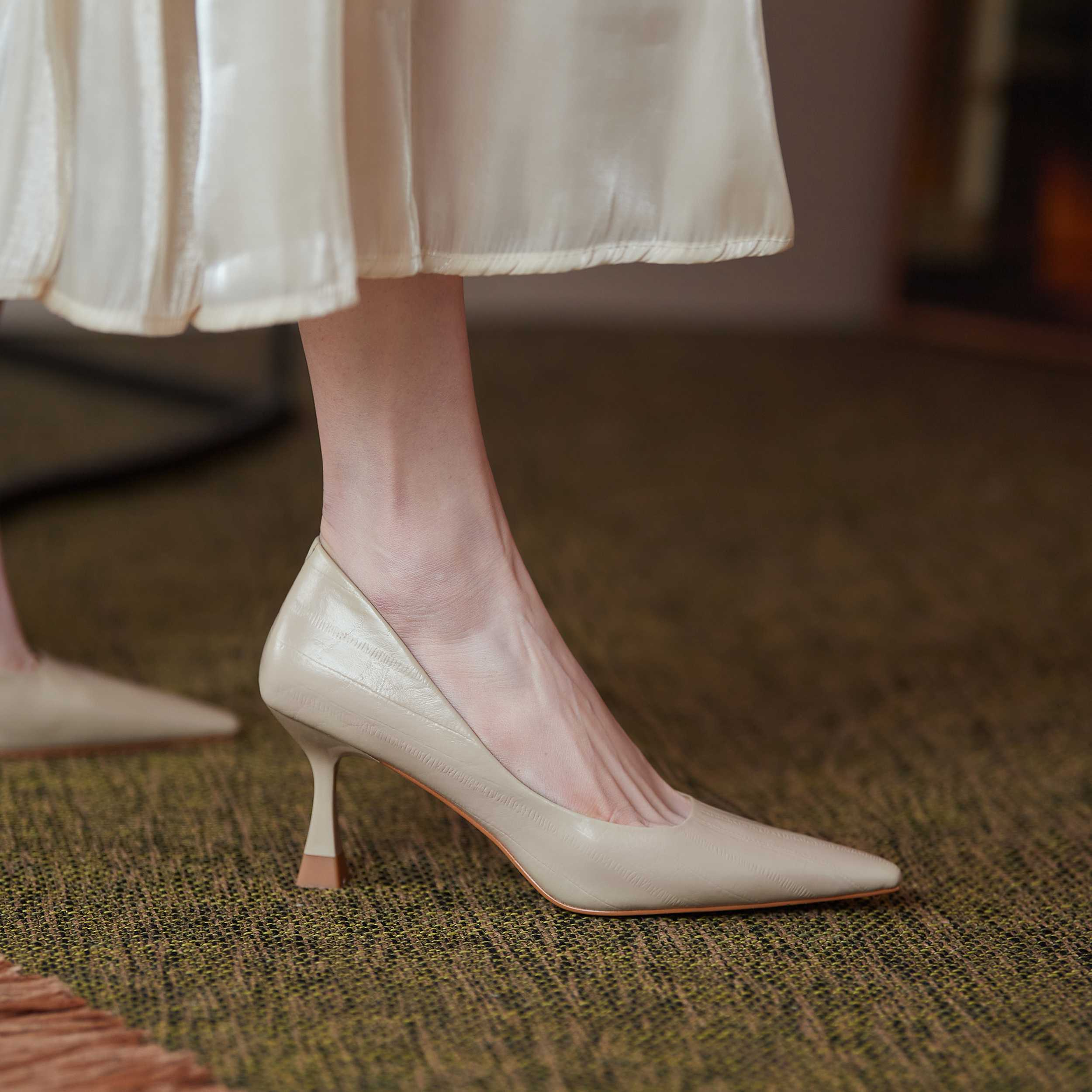 Begonia Women's Leather Pointed Toe Pumps