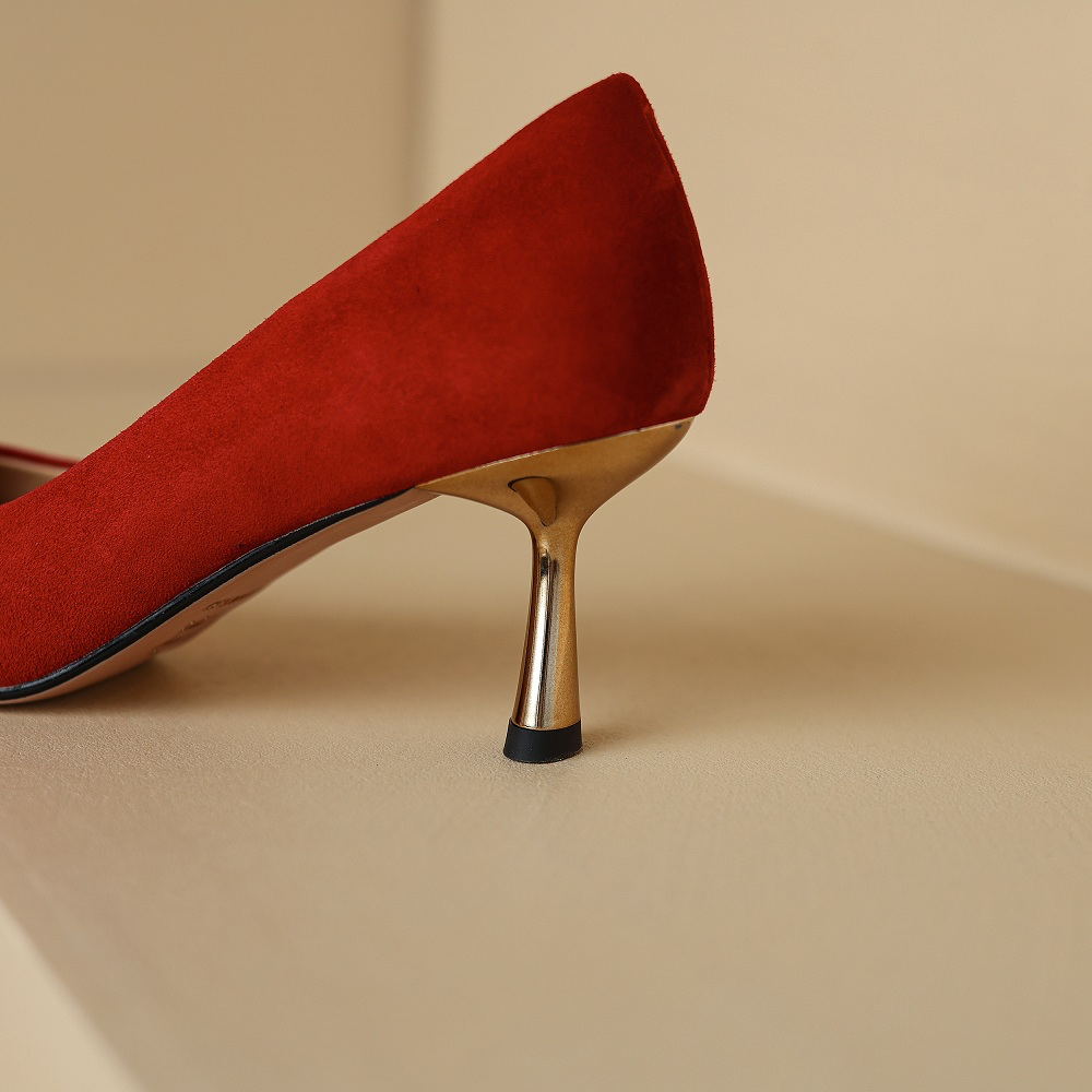 Celia Women's Pointed Toe Flower Leather Pumps