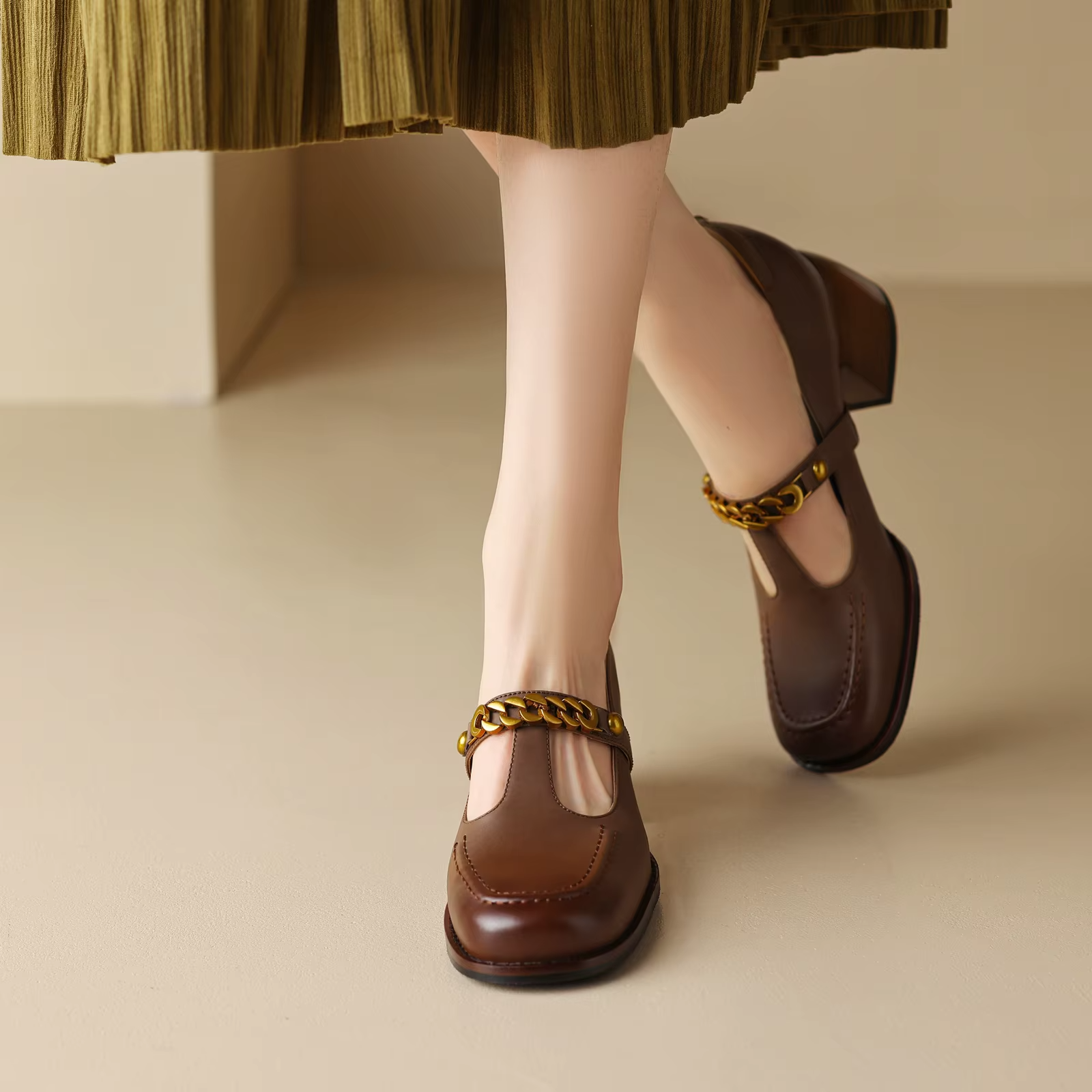 Elma Women's Metal Chain Leather Pumps