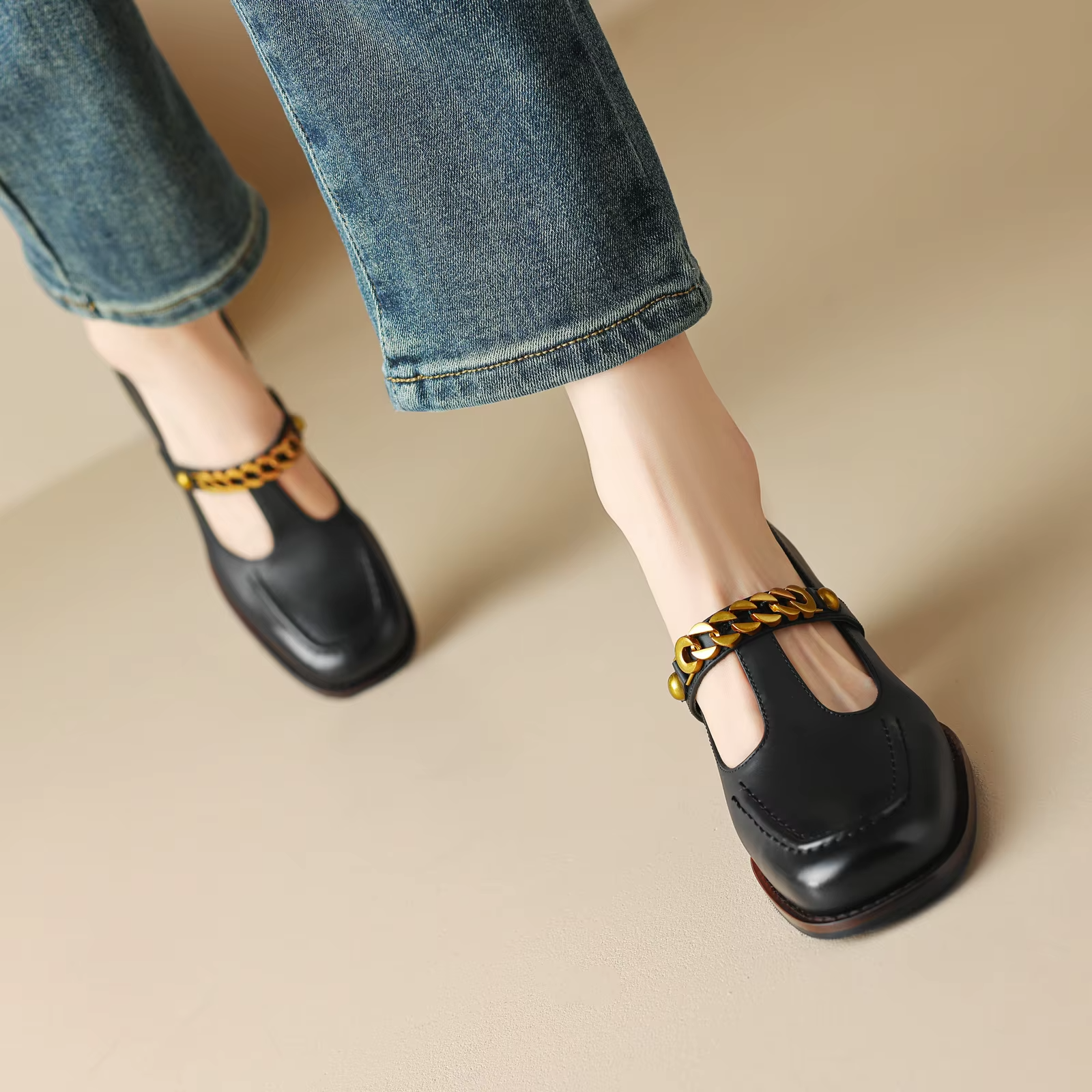 Elma Women's Metal Chain Leather Pumps