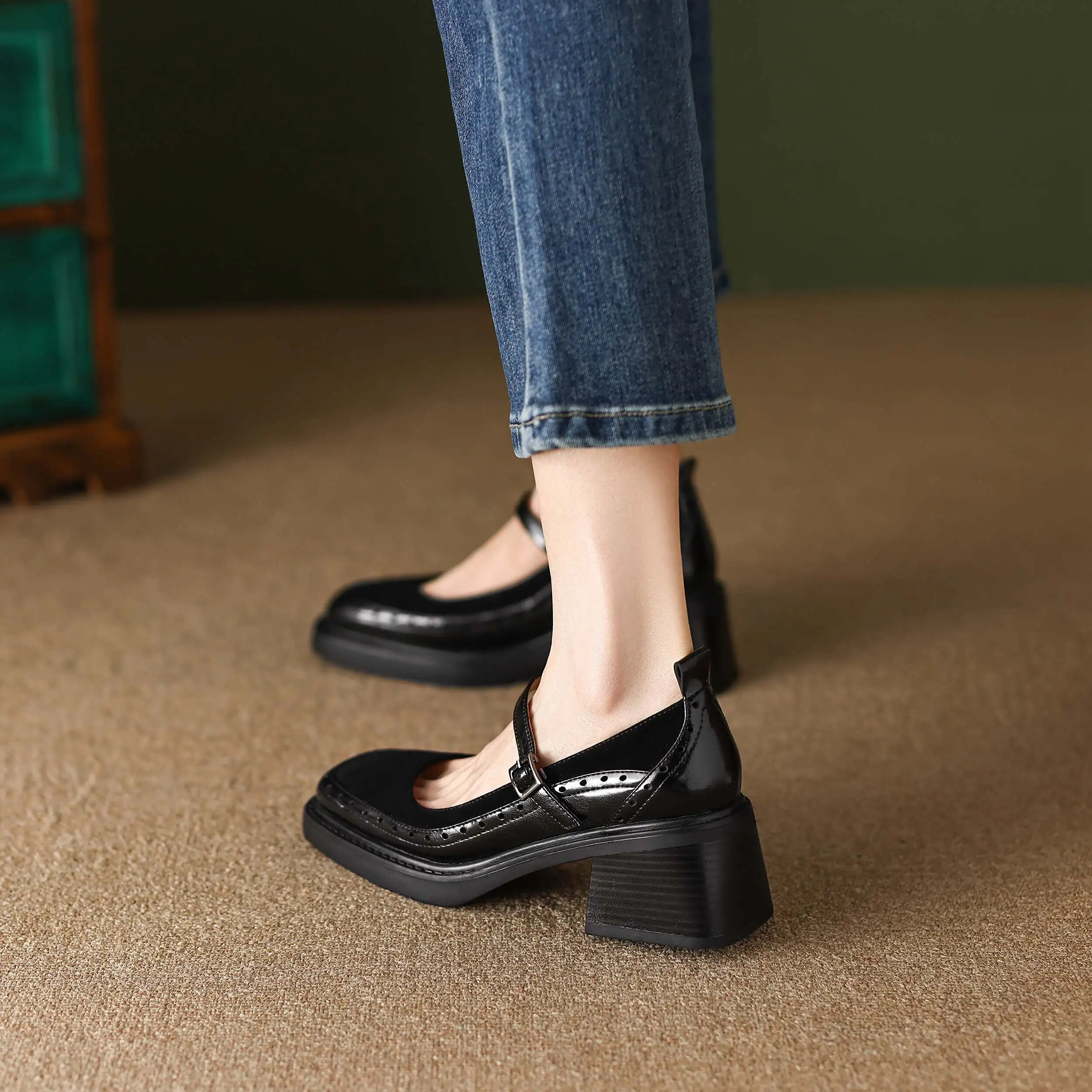 Hanna Women's Leather Carving Design Pumps