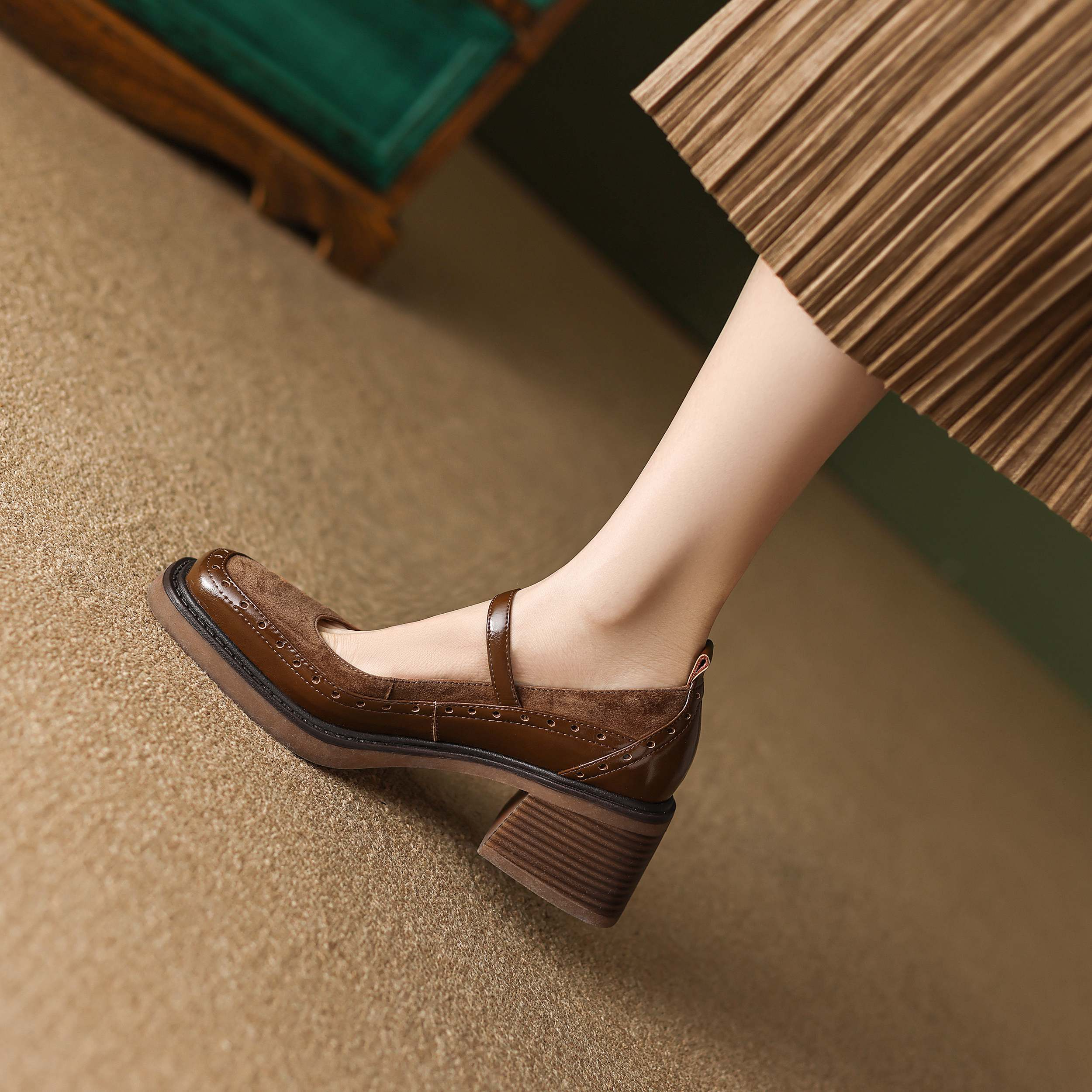 Hanna Women's Leather Carving Design Pumps