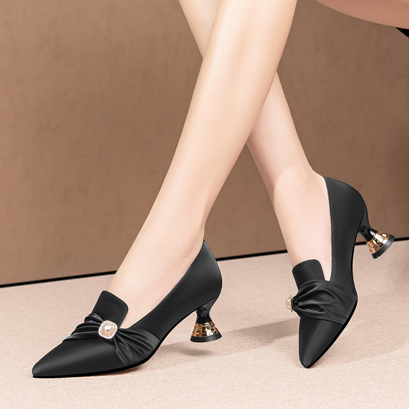 Kaina Women's Leather Pointed Toe Pumps