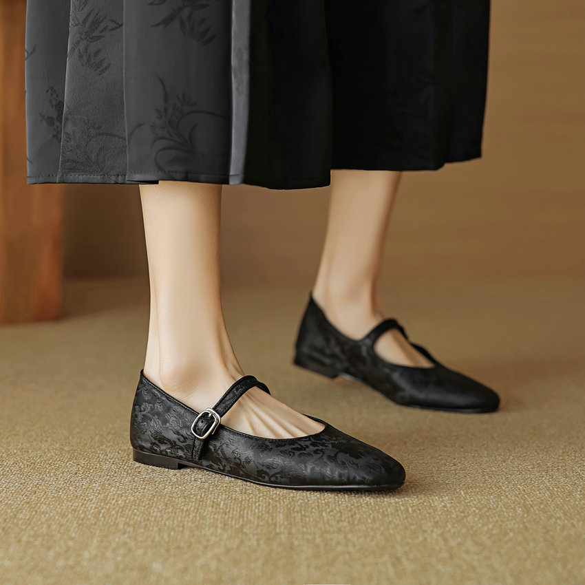 Lilia Women's Leather Flats