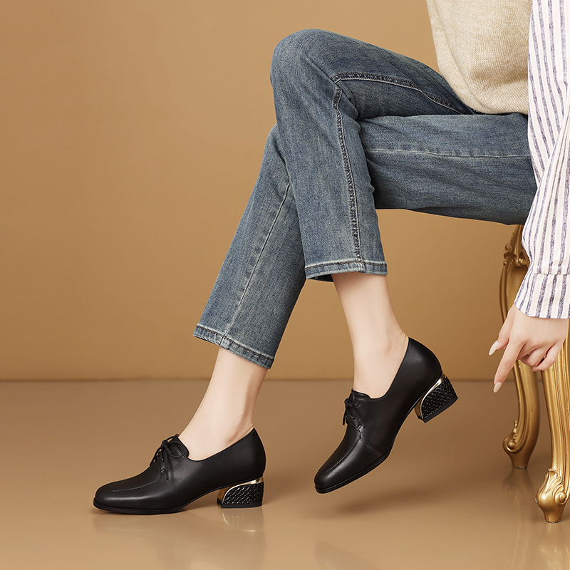 Luigi Women's Leather Cross-Tied Pumps