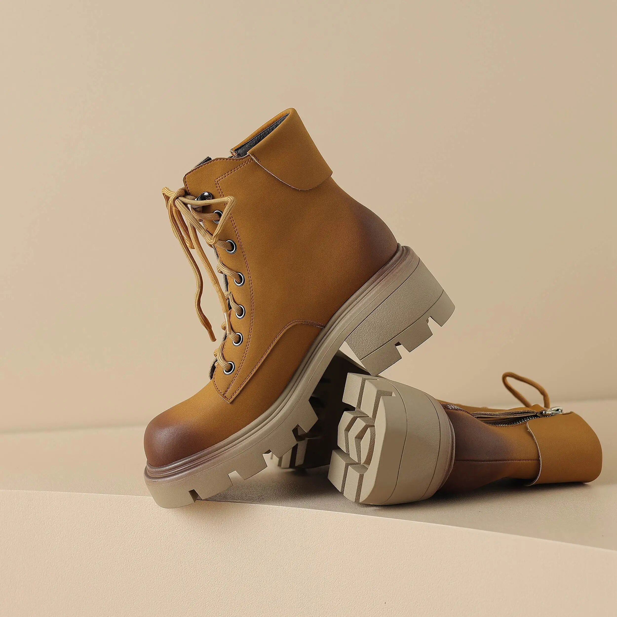 Macri Women's Lace-Up Fall Round Toe Boots