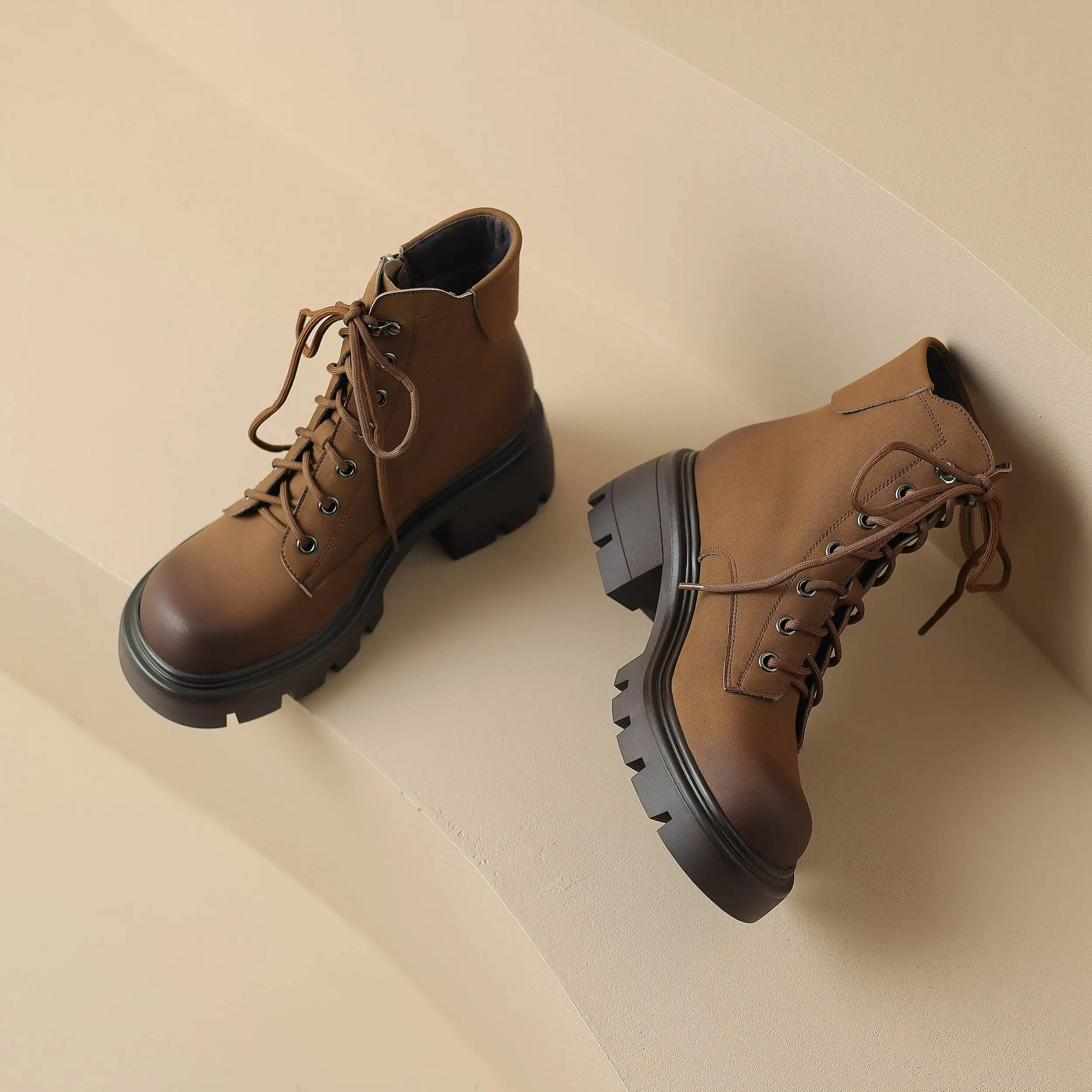 Macri Women's Lace-Up Fall Round Toe Boots