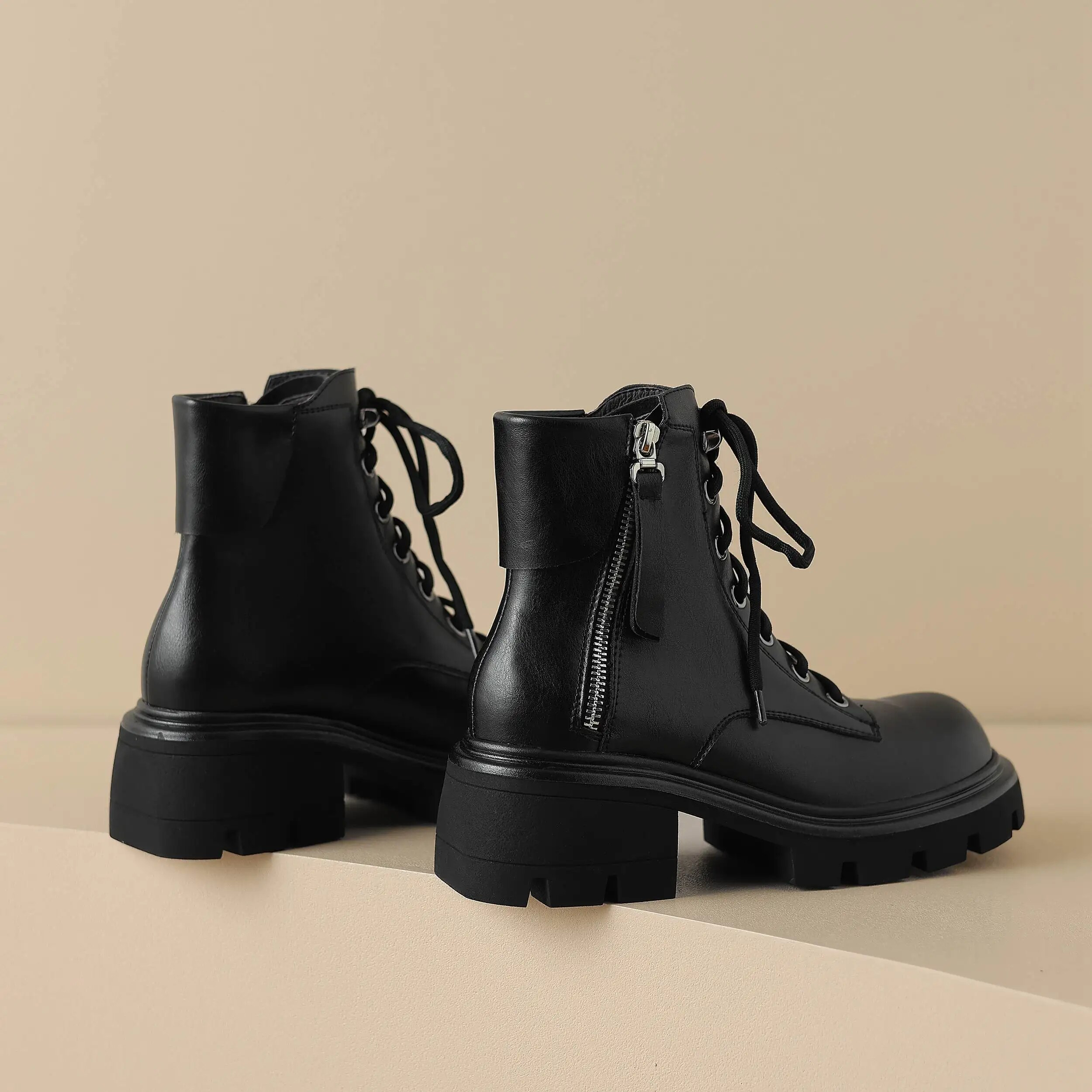 Macri Women's Lace-Up Fall Round Toe Boots