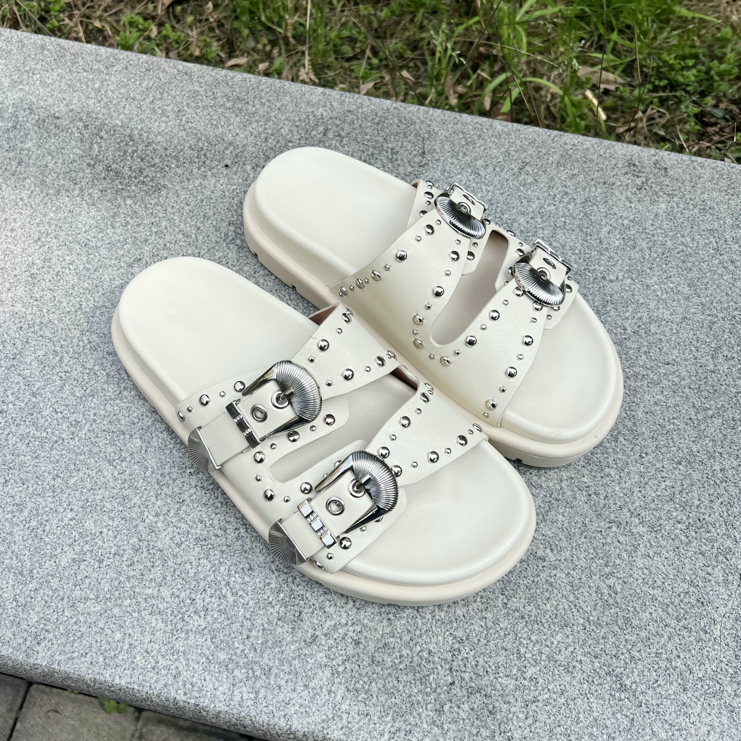 Ramel Women's Casual Rivet Slippers