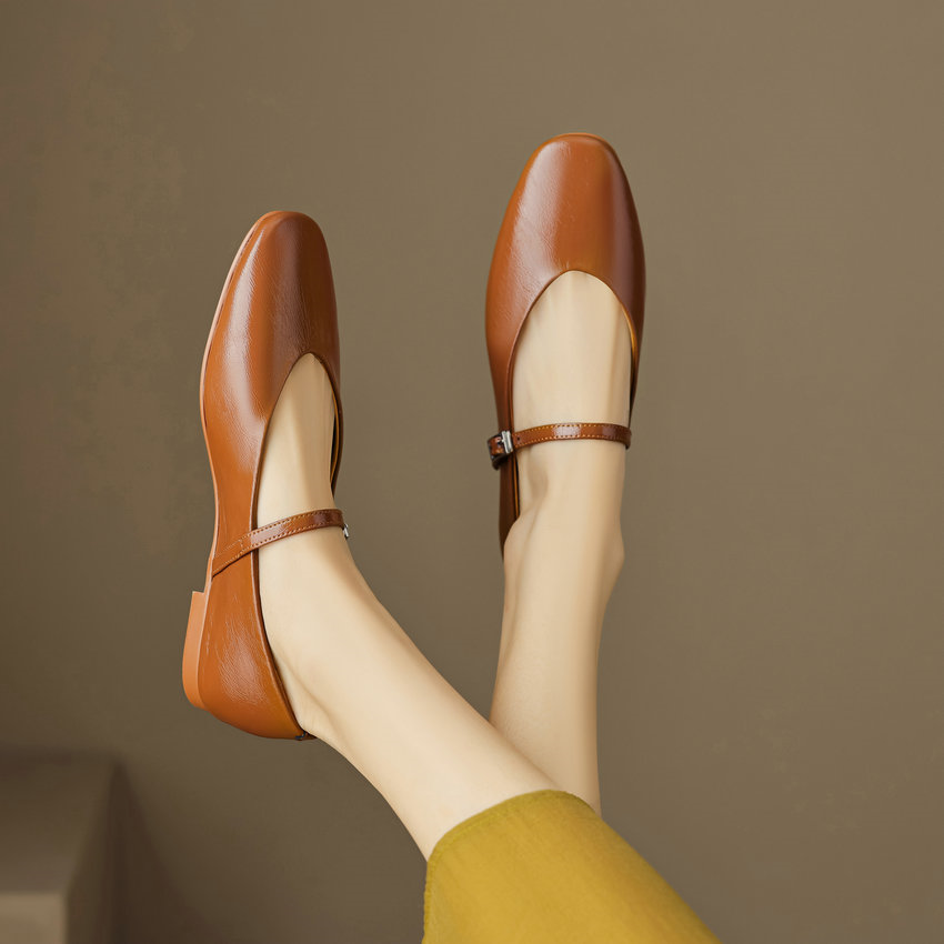 Simona Women's Round Toe Patent Leather Flats