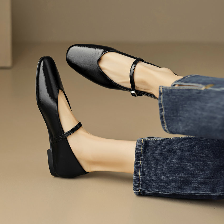 Simona Women's Round Toe Patent Leather Flats